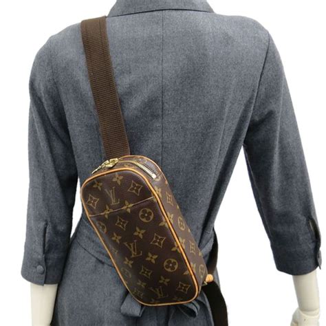 LOUIS VUITTON Monogram Pochette Gange.